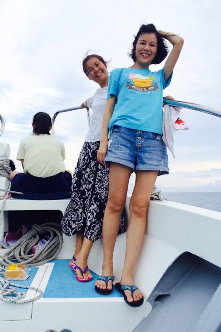 出海:姐坦言,曾经埋怨妹妹,为何走出去帮人,却不为自己的家庭付出更多。后来她才知道,王惠芬从那里得到满足感。 (左:王惠芬)