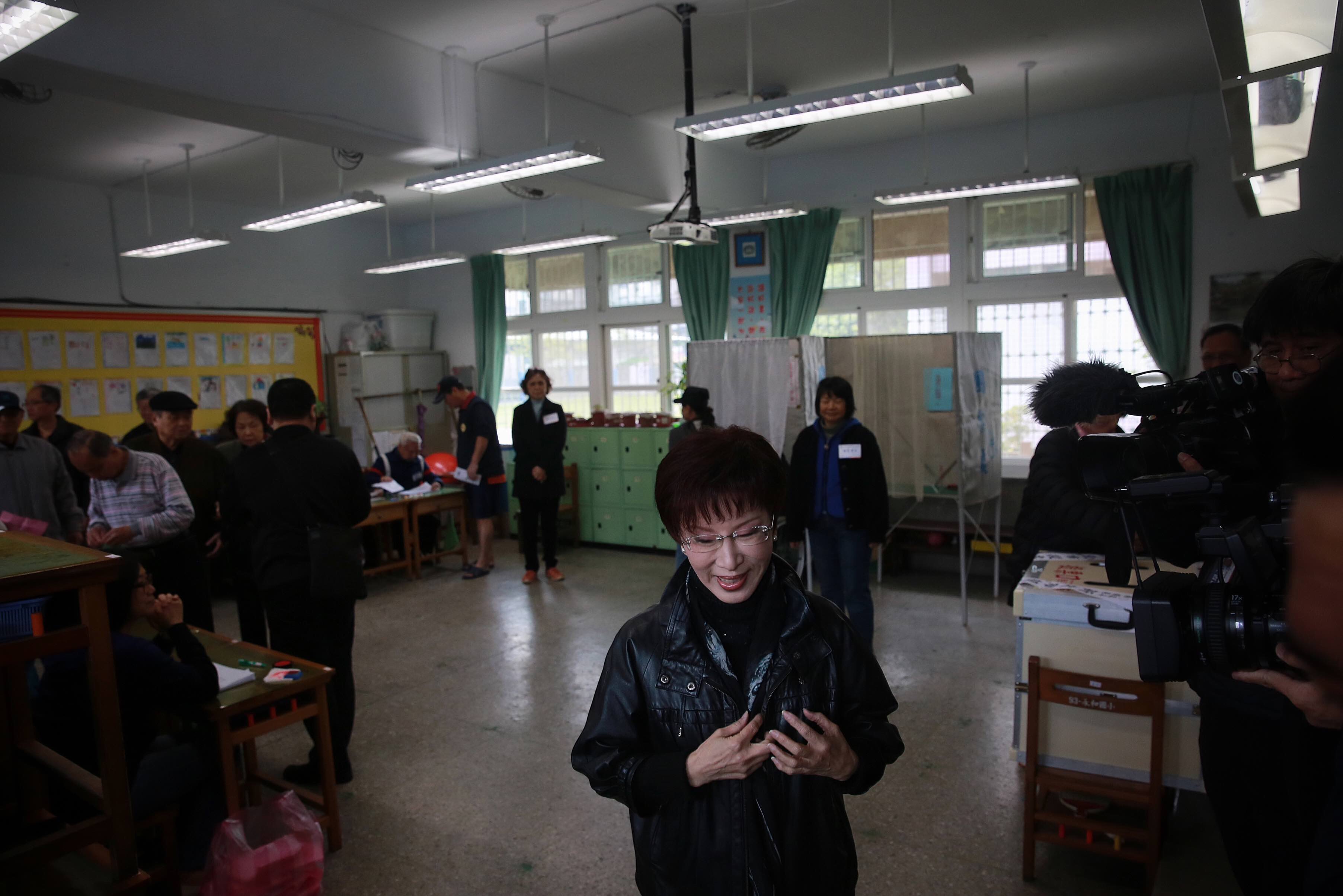 2016年3月26日,台北,國民黨舉行黨主席補選,候選人洪秀柱在票站投票。攝:Billy H.C. Kwok/端傳媒