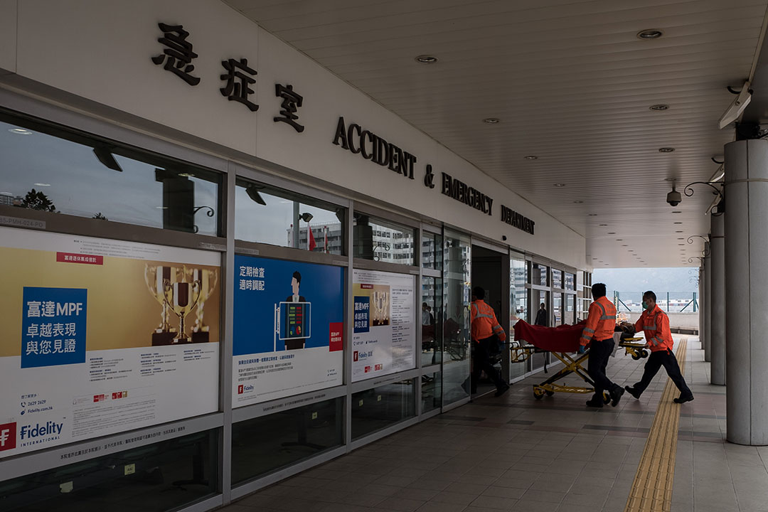 香港玛嘉烈医院,救护员推著病人进入急症室接受治疗。