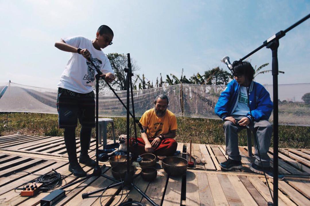 音乐人 MC 仁(中)及村民阿朗(右)准备在《香村》唱片发布会上表演。图片由空城计划提供。