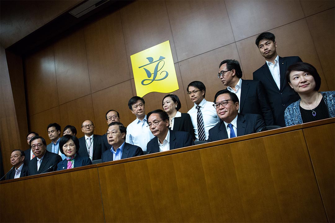 2015年6月18日立法会表决政改方案,建制派议员声称“等埋身体不适的刘皇发(发叔)”为由,在表决前“拉队”集体离场,事后建制派议员召开记者会回应。摄:卢翊铭/端传媒