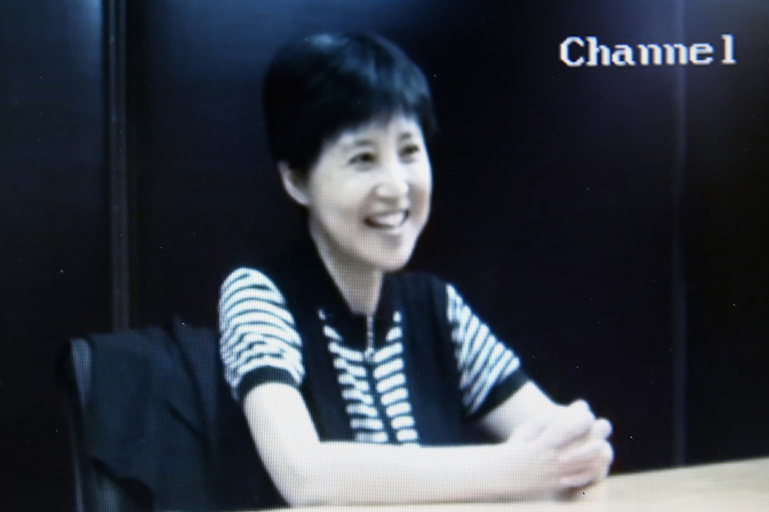 2013年8月23日，中國濟南，薄熙來的妻子薄谷開來於薄熙來涉貪案中，在法院的視像作供房間中回應提問。攝：Feng Li/GETTY