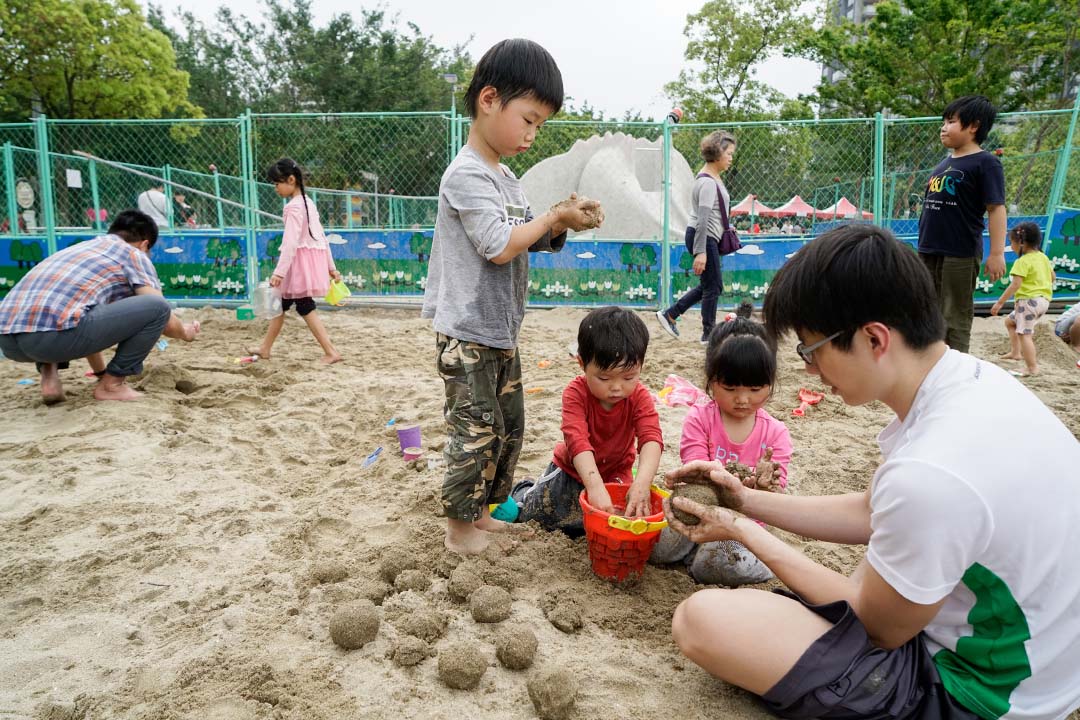 小孩在大安森林公園沙坑玩耍。攝:張國耀/端傳媒