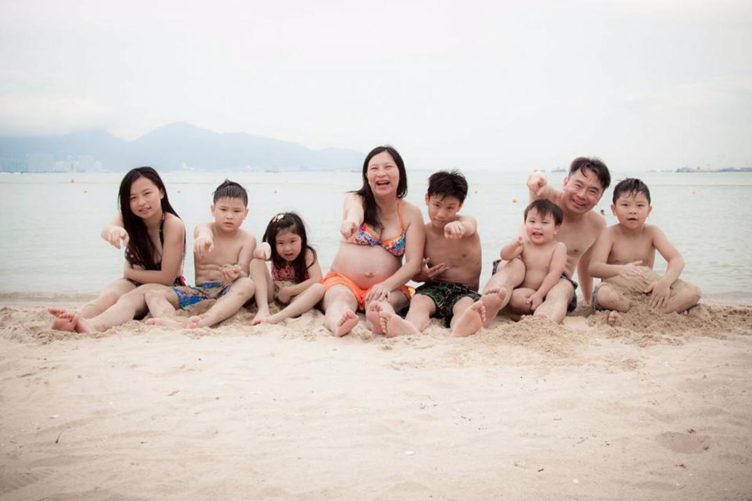 2015全家福，老么已在妈妈肚里，今年的全家福，应该是一家九口了。受访者提供