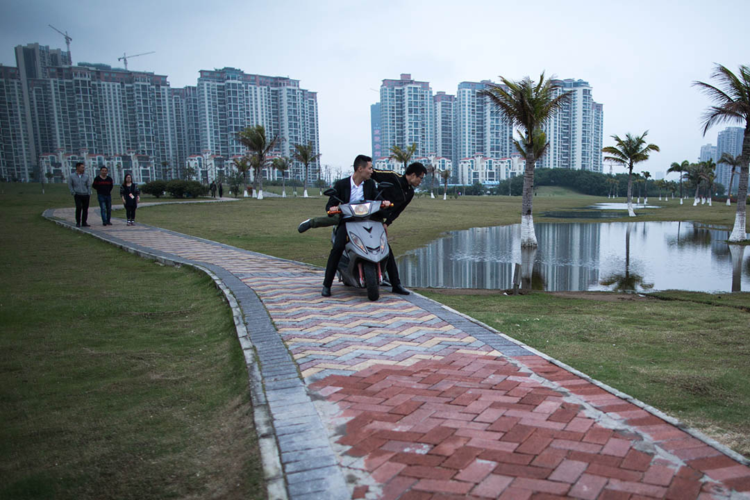 电动车代表的城市中下阶层,和追求秩序的中上阶级,在城市化进程中形成了复杂的分工和空间秩序。 图为中国深圳的一个住宅区。摄:卢翊铭/端传媒
