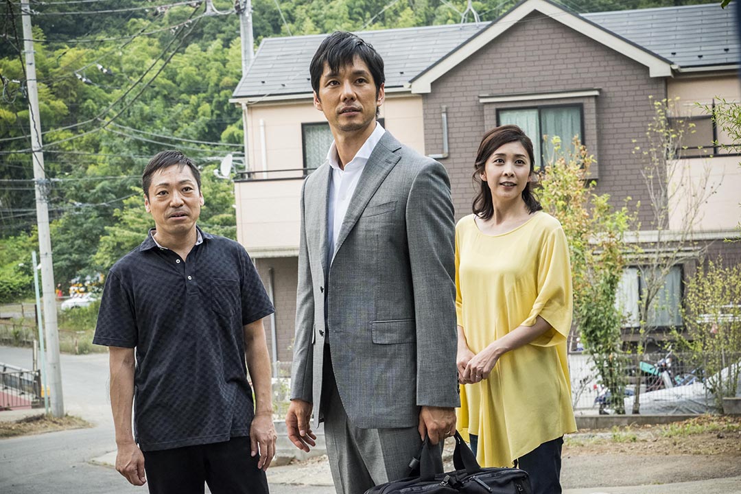 电影《怪邻居》：“怪邻居”会插入到夫妻二人的生活中。电影剧照。