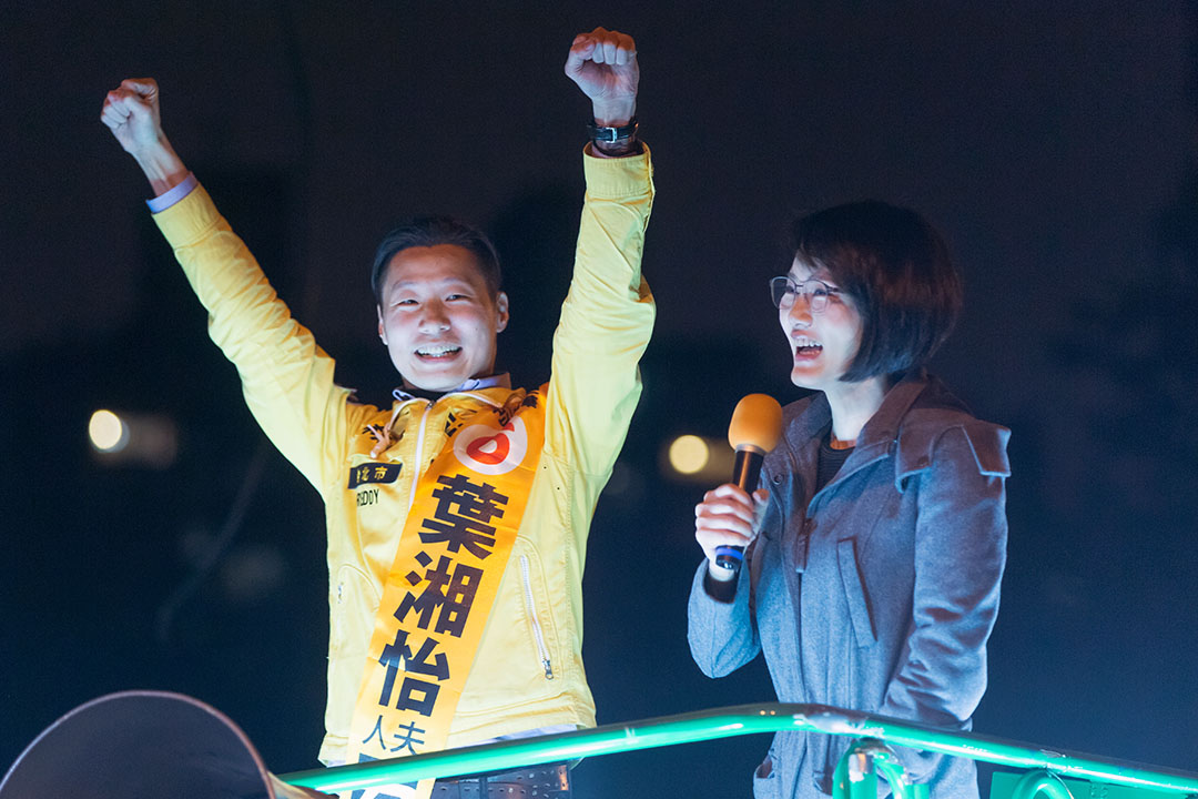 2016年1月16日,台北,時代力量林昶佐當選立委,晚上與妻子葉湘怡在街上慶祝當選。攝:張國耀/端傳媒