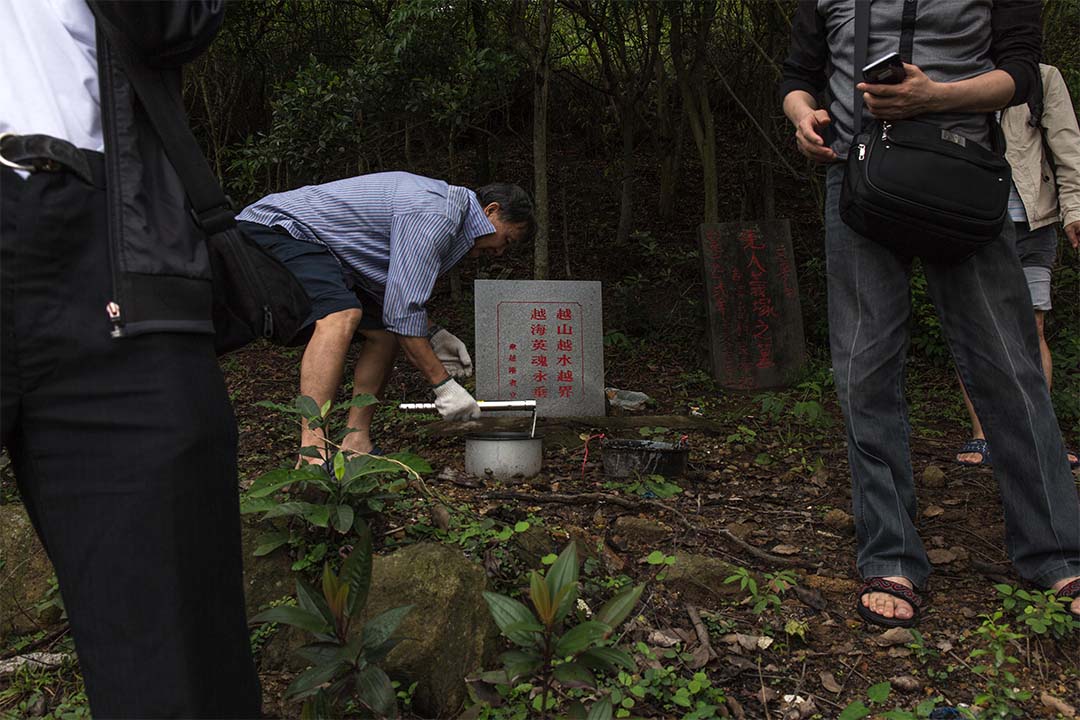 來自內地的知青在香港設墳拜祭先人。
