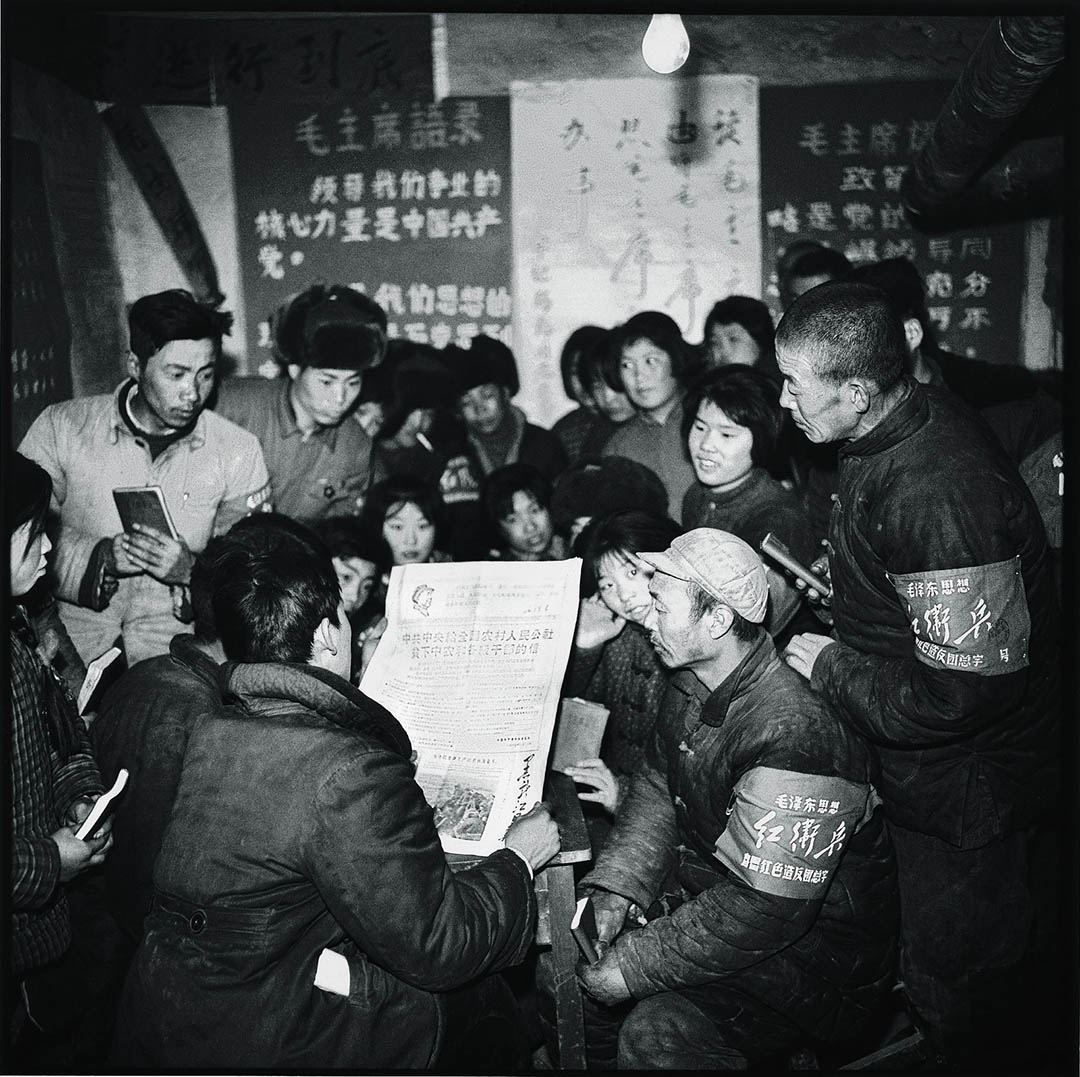 1968年,黑龙江尚志,農村的農民圍在一起閱讀中國共產黨中央委員會發佈在黑龍江日報給農民的信。