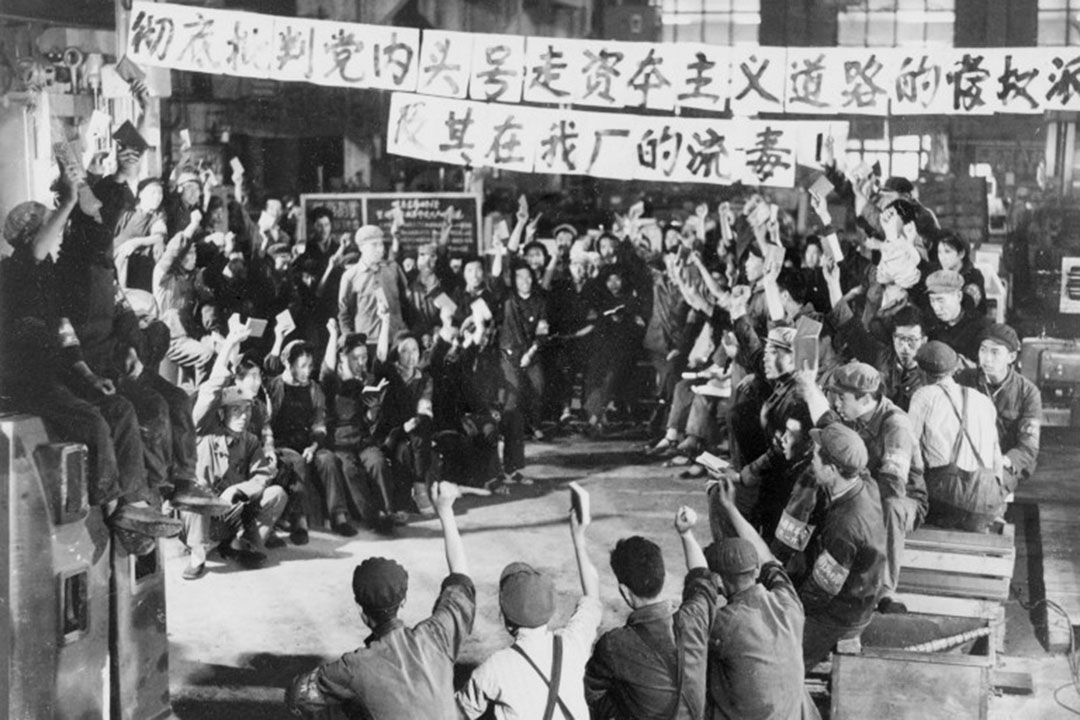 1967年年,上海,工人手持毛主席语录,庆祝毛泽东的“无产阶级文化大革命