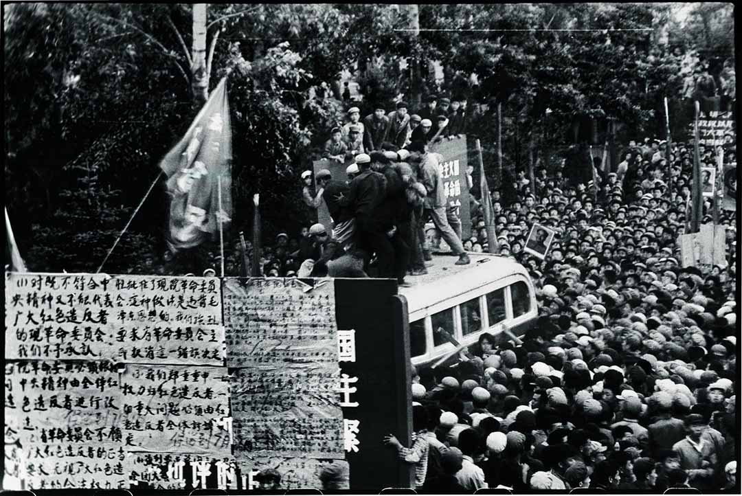 1967年6月5日,哈尔滨,两帮红卫兵在黑龙江革命委员会总部前为争夺广播巴士而打斗。