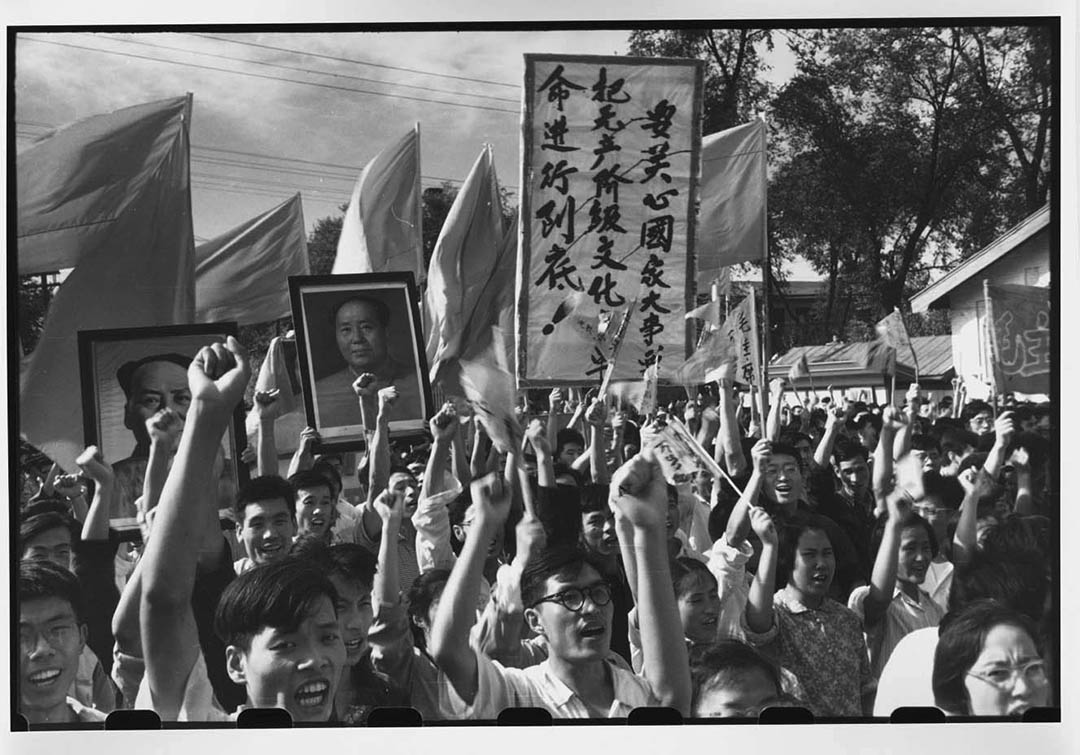 1966年8月12日, 哈爾濱工業大學數千教職員和學生到街上慶祝毛澤東與文革支持者的第一次會面。當中有人手持「要關心國家大事,要把無產階級文化大革命進行到底」的橫額。