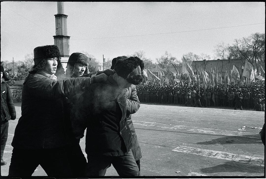 1967年1月,两个红卫兵领袖被押到北广场大酒店接受群众批斗。