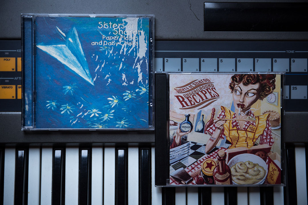 Sisters of Sharon 出版过两张 CD 专辑《Paper Planes & Daisy Chains》和《Underground Recipes》。