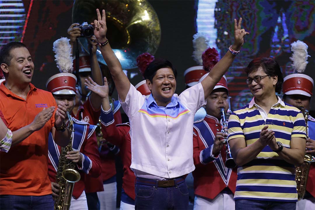 2016年5月5日,菲律賓大選中,副總統參選人小馬可仕(Ferdinand Marcos, Jr.)在最後一場造勢大會中展示勝利手勢。