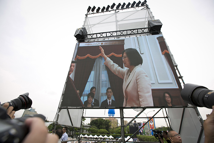 場外觀眾透過大屏幕看蔡英文在總統府內進行就職宣誓。攝:Ashley Pon/Getty Images