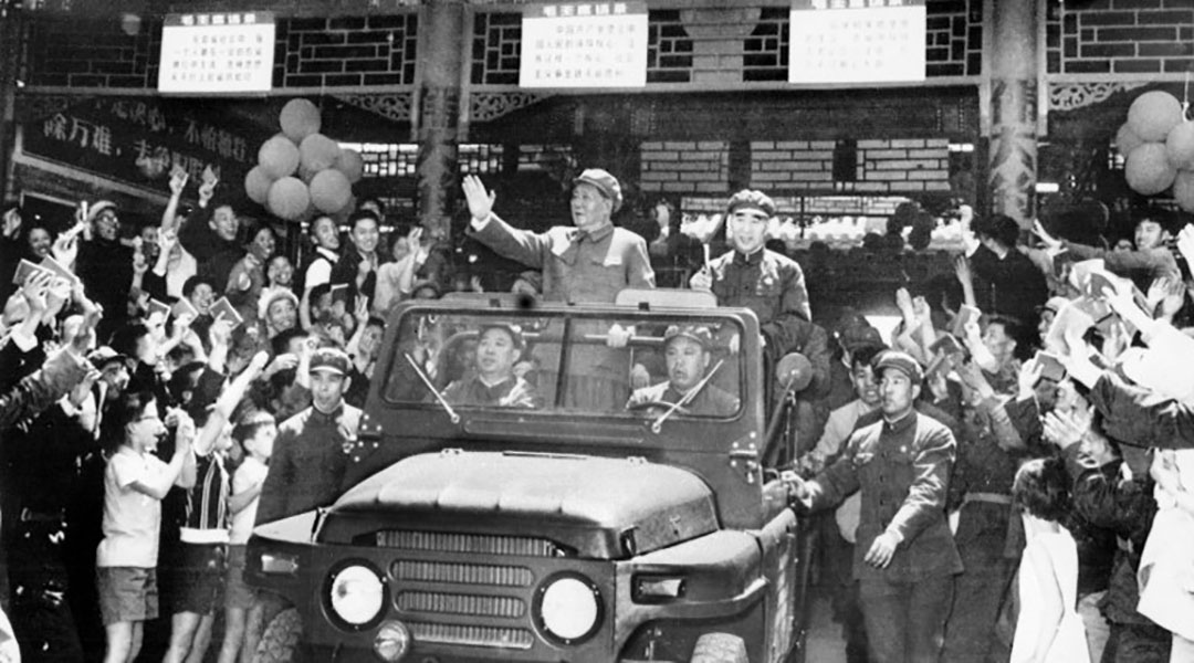 1967年5月,北京天安門廣場,毛澤東坐在一輛開篷吉普車上接受群眾歡呼。
