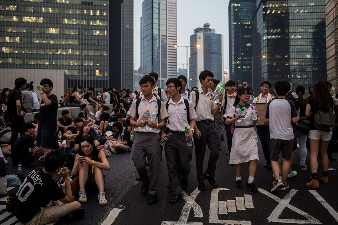 2014年9月30日,香港政府总部外,占领运动期间高中生帮忙分派水和食物。