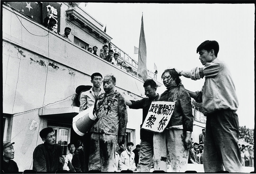 1966年8月29日,哈爾濱,王一倫和李範五妻子黎俠遭押在廣場內遊行示眾,他們受譴責,臉上被潑墨,頸上要掛上寫有罪名的牌子。