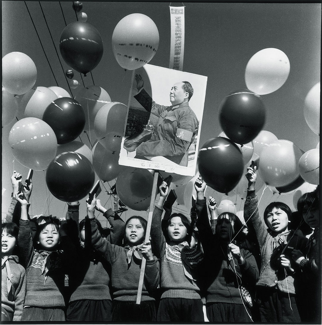 1968年国庆,哈尔滨儿童身穿毛衣高举毛泽东主席像参加游行。