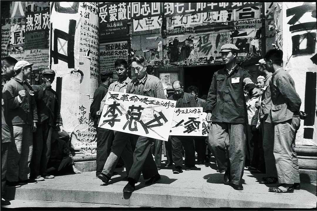 1967年4月27日,黑龍江省委領導李范五、王一倫、任仲夷(左至右)戴上牌子,被押上台。