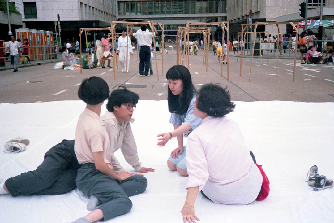 八九年五月十四日中環遮打道，進念「現在進行式：運動（一）」中「四女組  」鮑藹倫、馮美華、戴美玲和陳碧如。