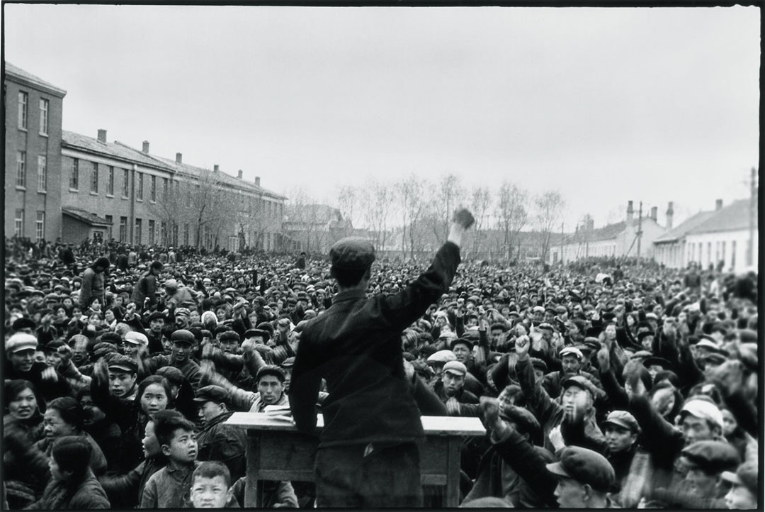 1965年5月12日,在富農和反黨分子被批鬥之前,黑龍江阿城區一個農民領袖帶領群眾叫喊口號「打倒階級敵人」。