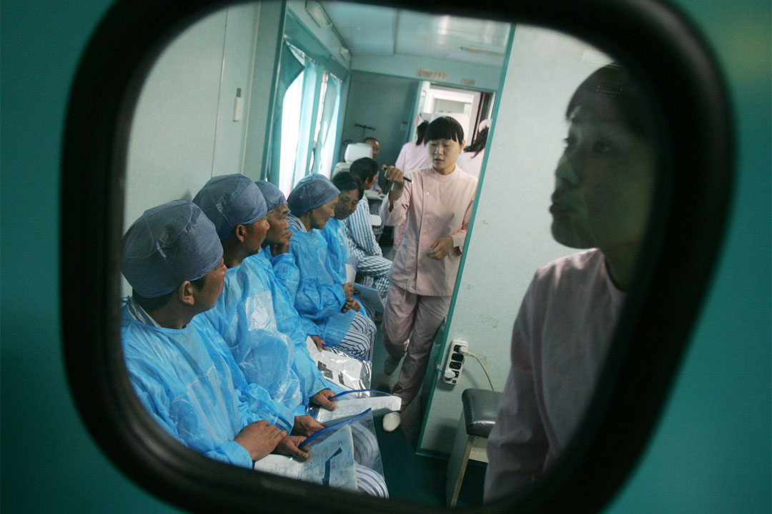圖為一群病人在等待接受白內障手術。攝:China Photos/Getty Images