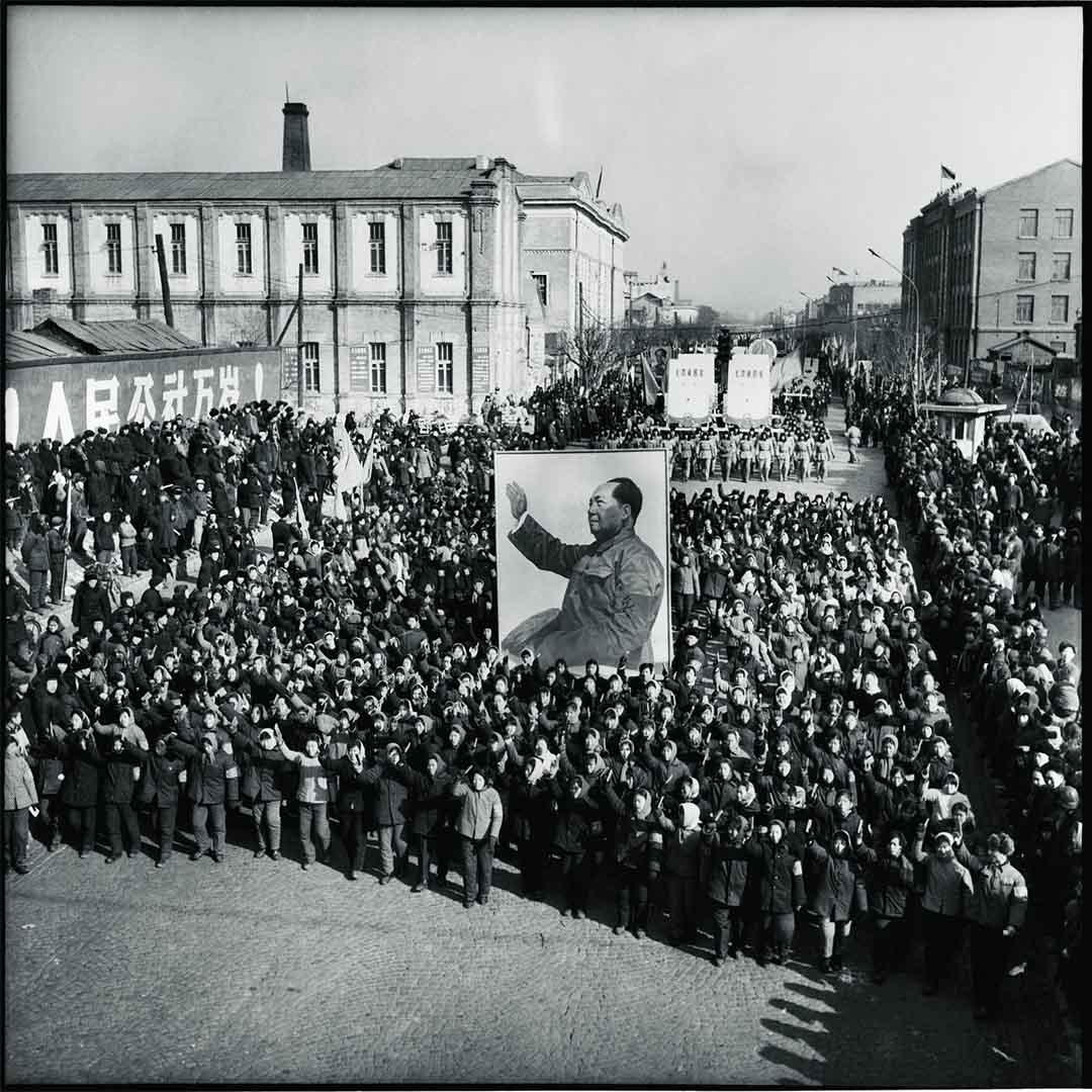 1967年,哈尔滨,在市政府被红卫兵夺权两周后,红卫兵和解放军继续在街上游行,歌诵毛泽东与革命。