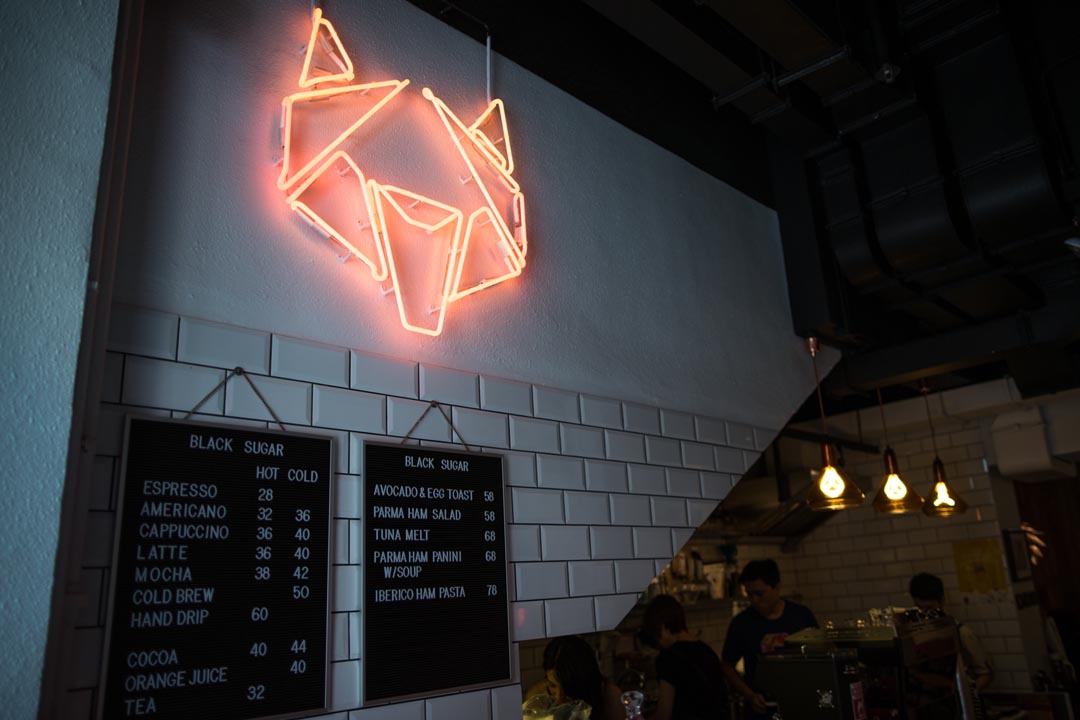 Black Sugar Coffee 店名和logo都取材自他们的一条日本柴犬。