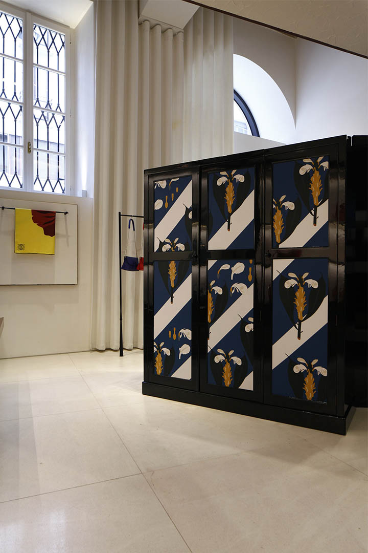 Loewe采用品牌拿手的皮革镶贴技术在橡木制家具面上镶贴图案，视觉效果独特。摄：Leo Chan