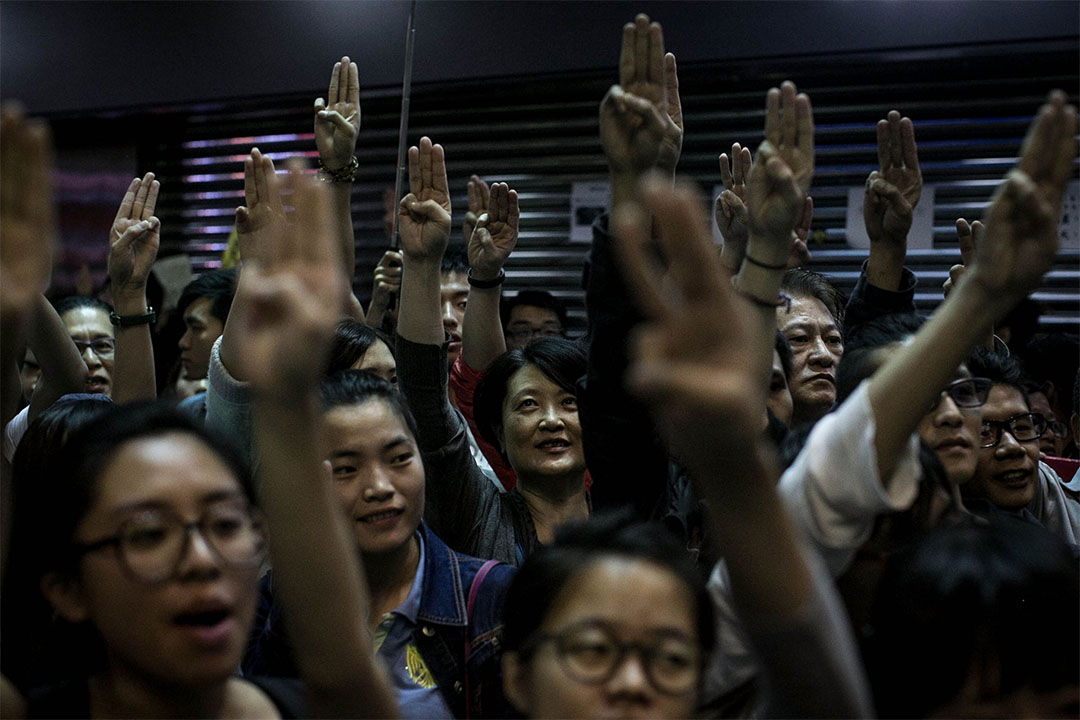 2014年11月26日，群众在雨伞运动中尝试重夺旺角占领区。 摄：Chris McGrath/GETTY