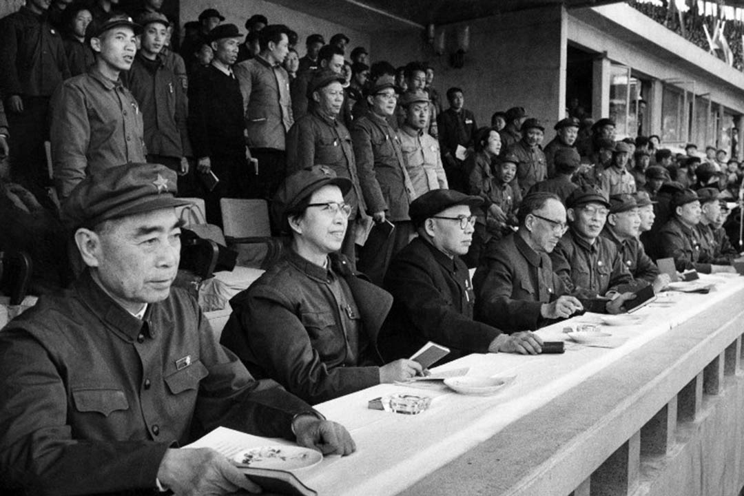 1967年,中國總理周恩來,毛澤東主席夫人江青,中國共產黨領導康正,張春橋,王力,楊正午,姚文元和關鋒出席北京市革命委員會會議。