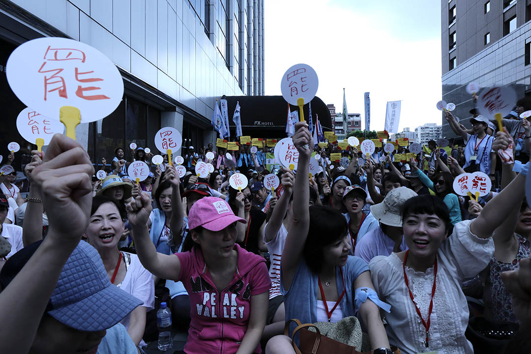 罷工現場發放寫有罷字的扇子讓空服員可以消暑。