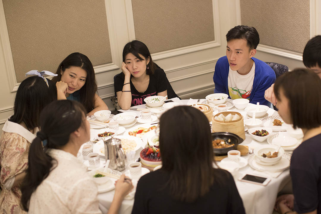 8個內地生從香港浸會大學畢業後,「港漂」5年的同學聚會。