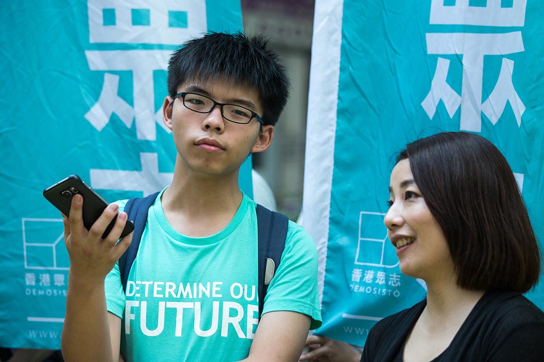 2016年6月17日,黄之锋与香港众志成员及小丽民主教室等人游行到中联办声援林荣基。
