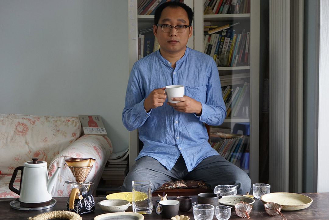 刘春甫专售日本手工食器,同时是一位互联网推广商。