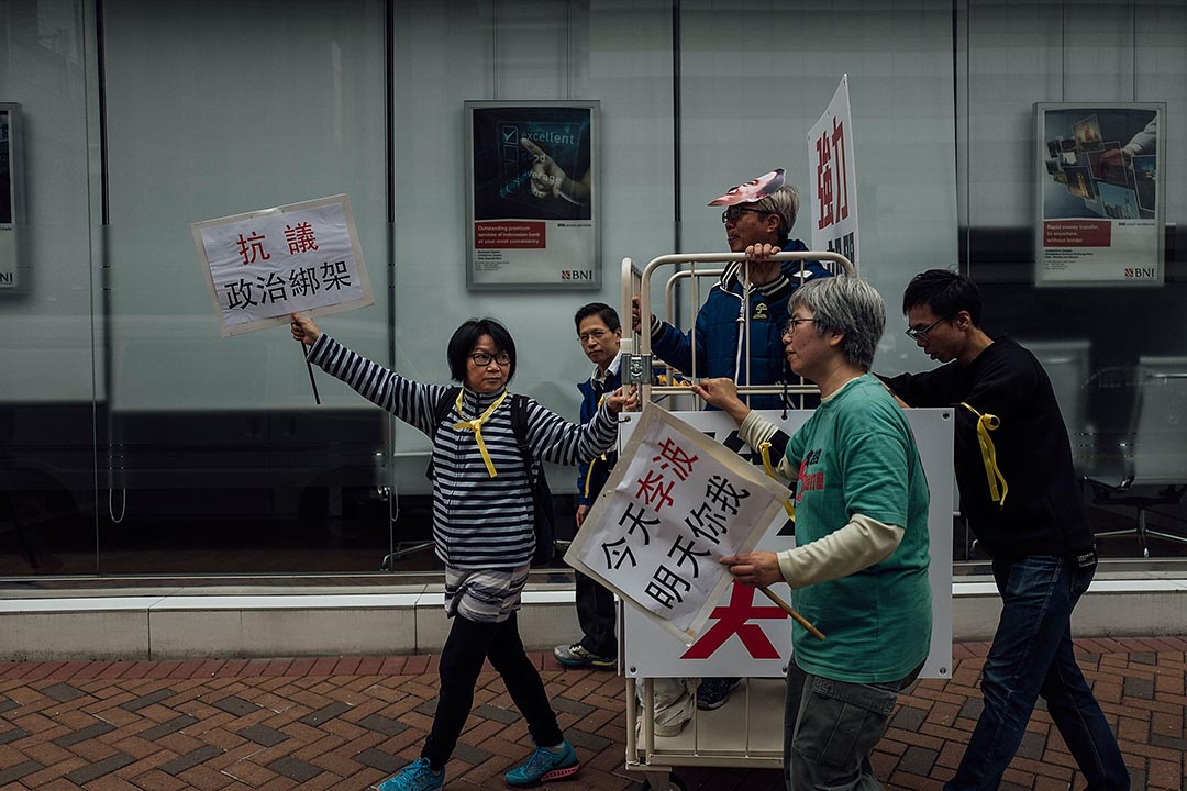 2016年1月10日，支聯會舉行遊行表示關注李波「被消失」事件，期間有遊行人士戴上李波的面具。