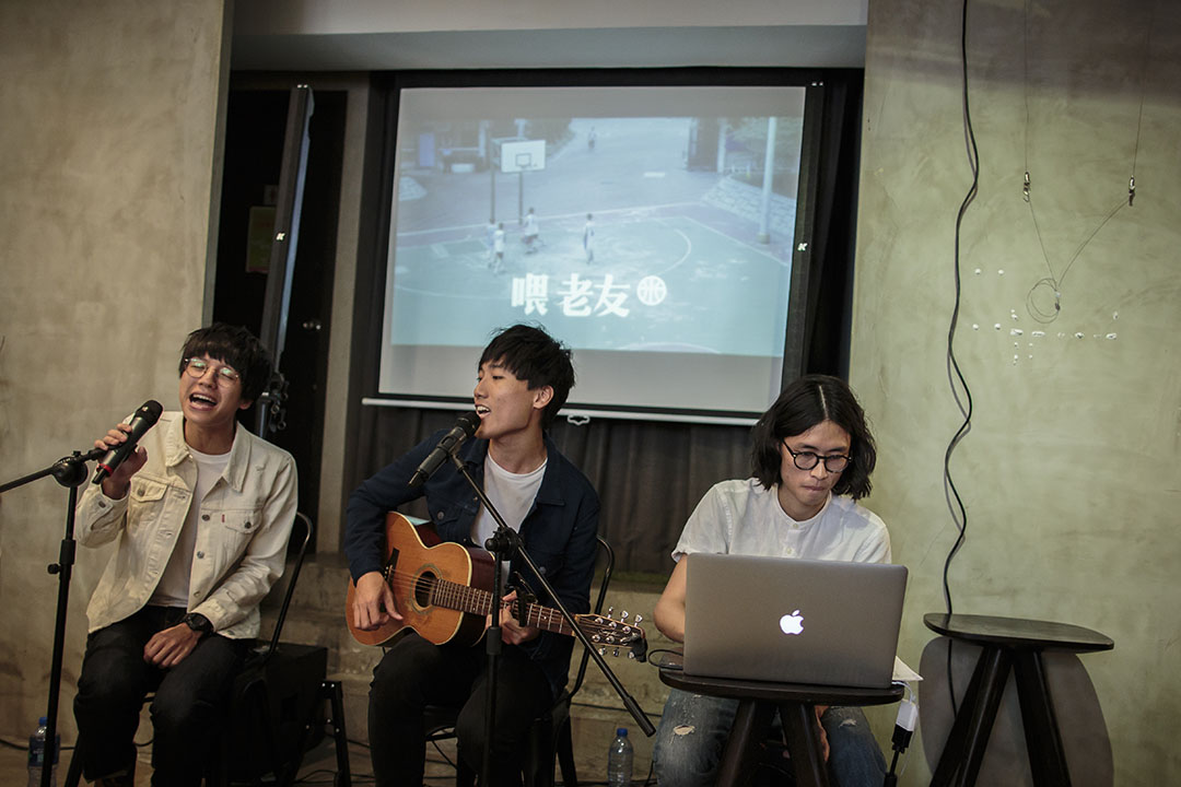 三个人下决心全职做音乐,当初未来似乎并不明朗。定期去咖啡厅表演,至少可保证一定数量的收入。