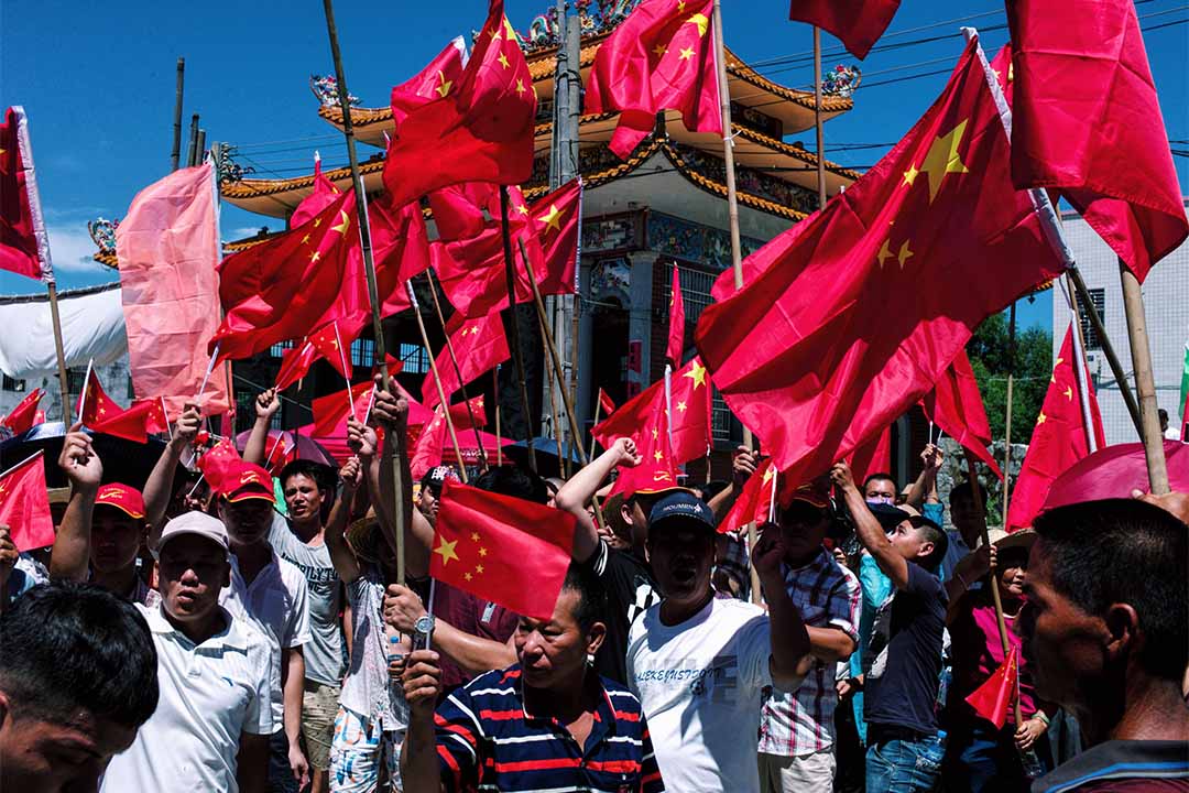 海豐鳥坎,村民於華光廟外揮舞國旗,高叫口號。
