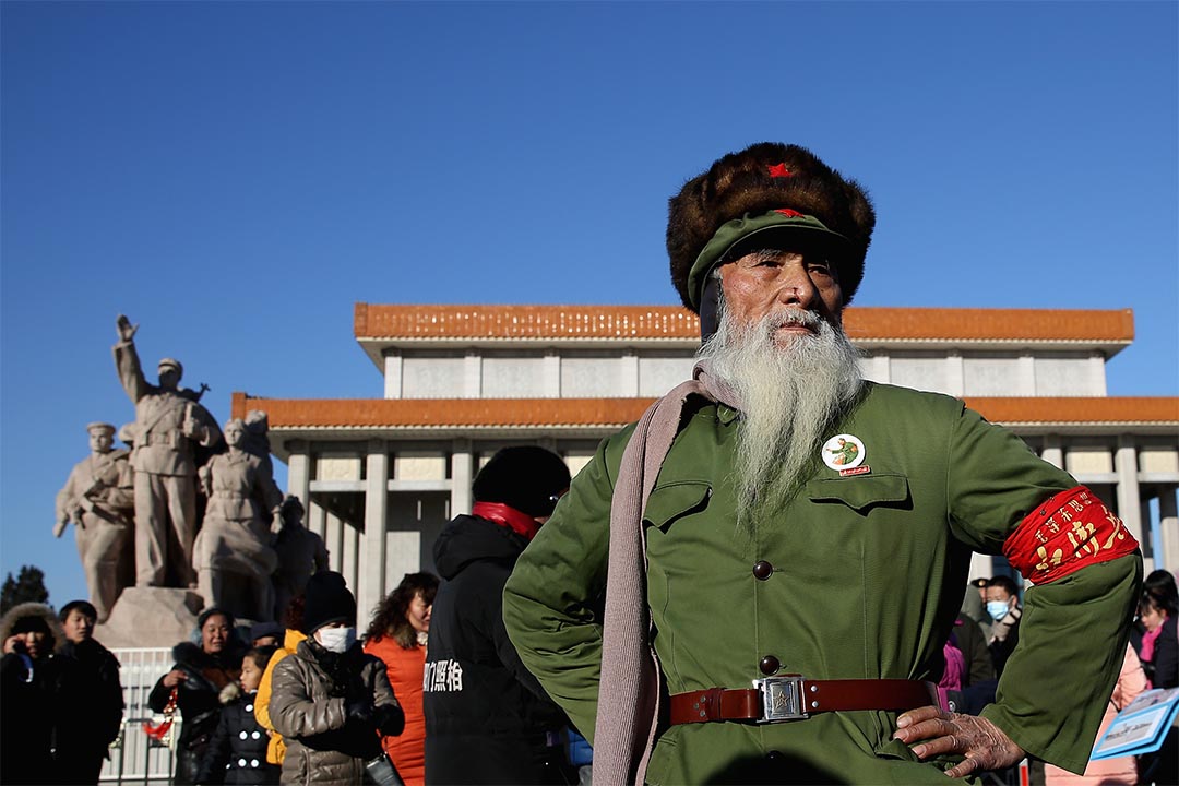 2013年12月26日,一名83歲老翁穿著紅衛兵裝束走過毛澤東紀念堂。