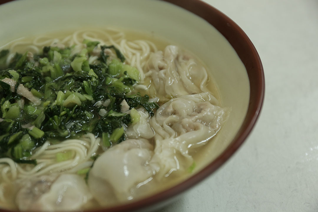 江浙小馆的“雪菜肉丝馄饨”。