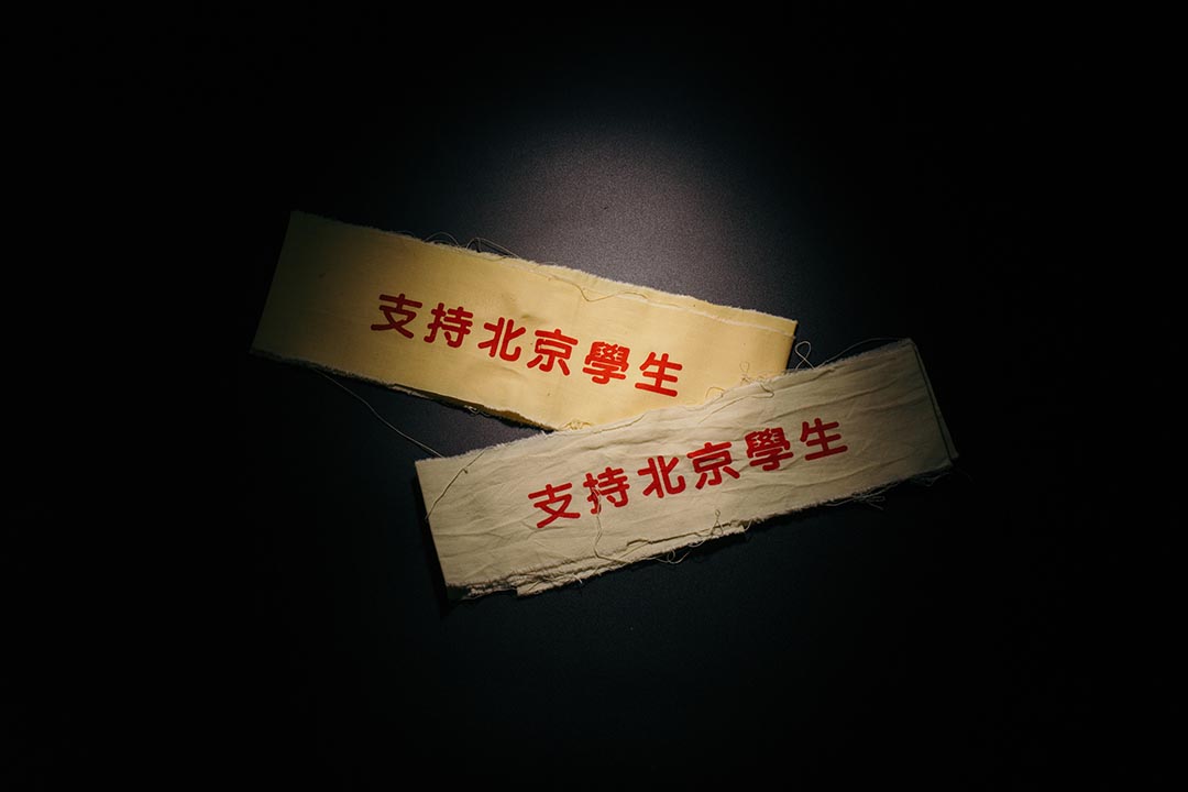 綁上頭巾,聲援北京學生。