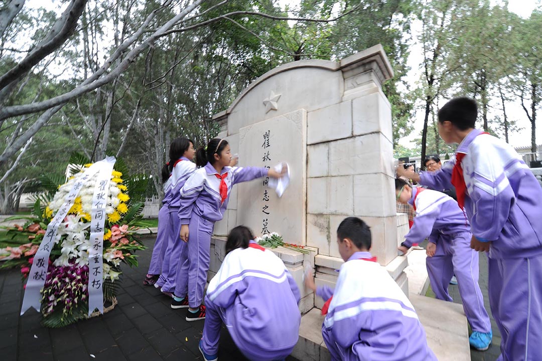 北京八宝山革命公墓,学生打扫瞿秋白的墓碑。