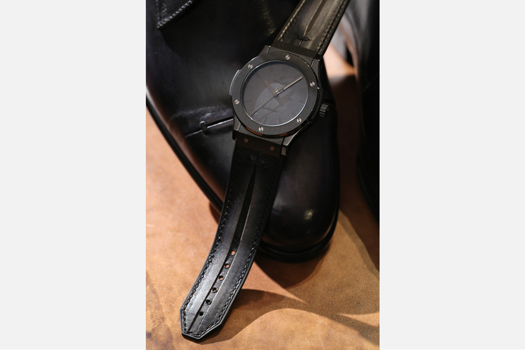 Hublot与Berluti合作联创款Classic Fusion Berluti All Black，是带有灰调的黑色。