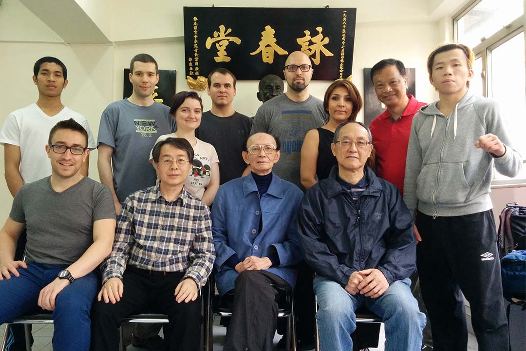 Alex Richter(前排左一)帶領美國學員到香港詠春體育會,拜訪跟隨葉問二十年的唐祖志師傅(前排正中)。北京詠春拳學總會前年曾跟央視導演來此拍攝節目。