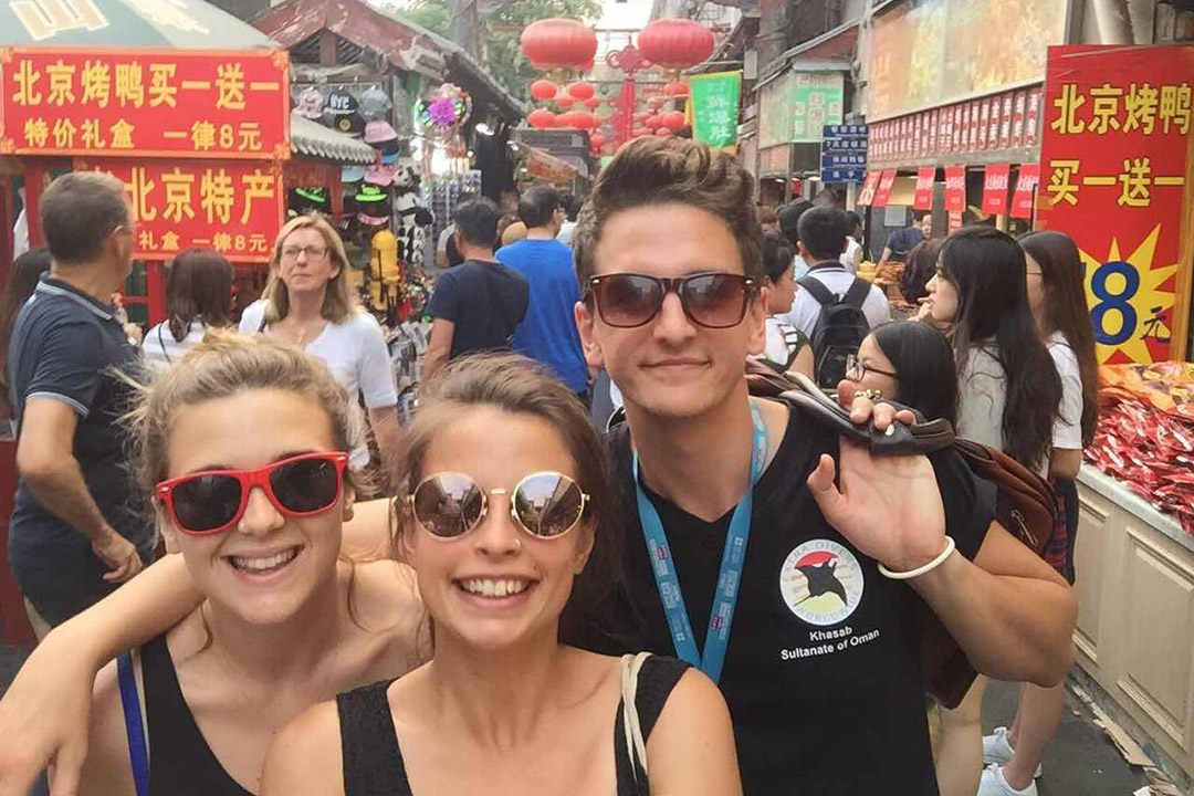 24岁的英国人 Nathan Lawes,在一家北京贸易公司任职商业发展经理。