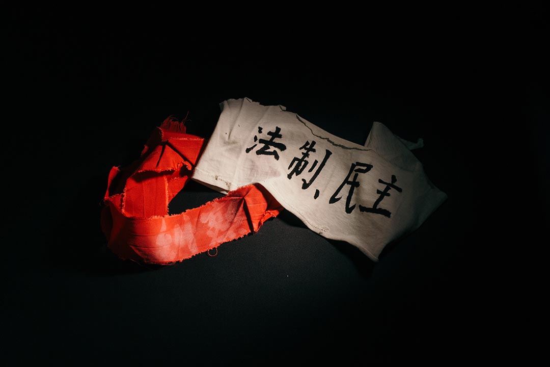王楠學運時用過的頭巾,分別寫上「法制、民主」及「糾察」等字樣。