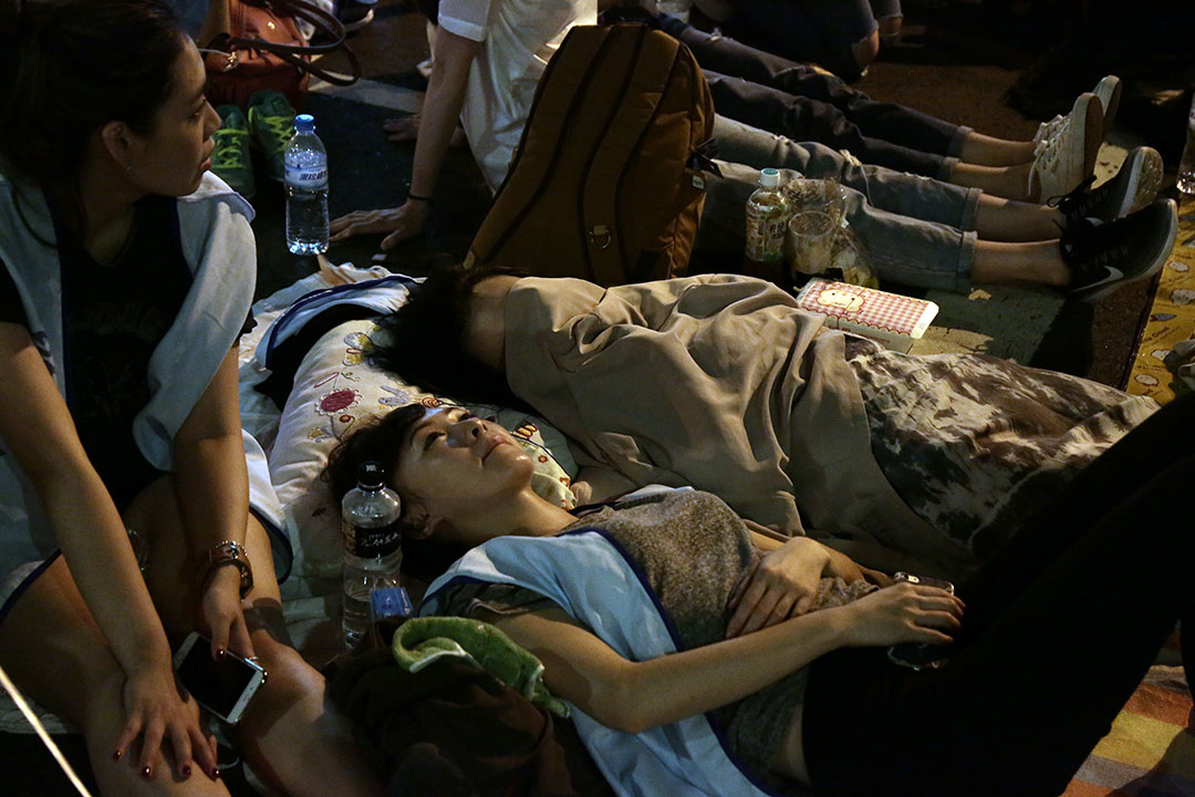 留在現場過夜的空服員們，躺在墊子上等待天明。