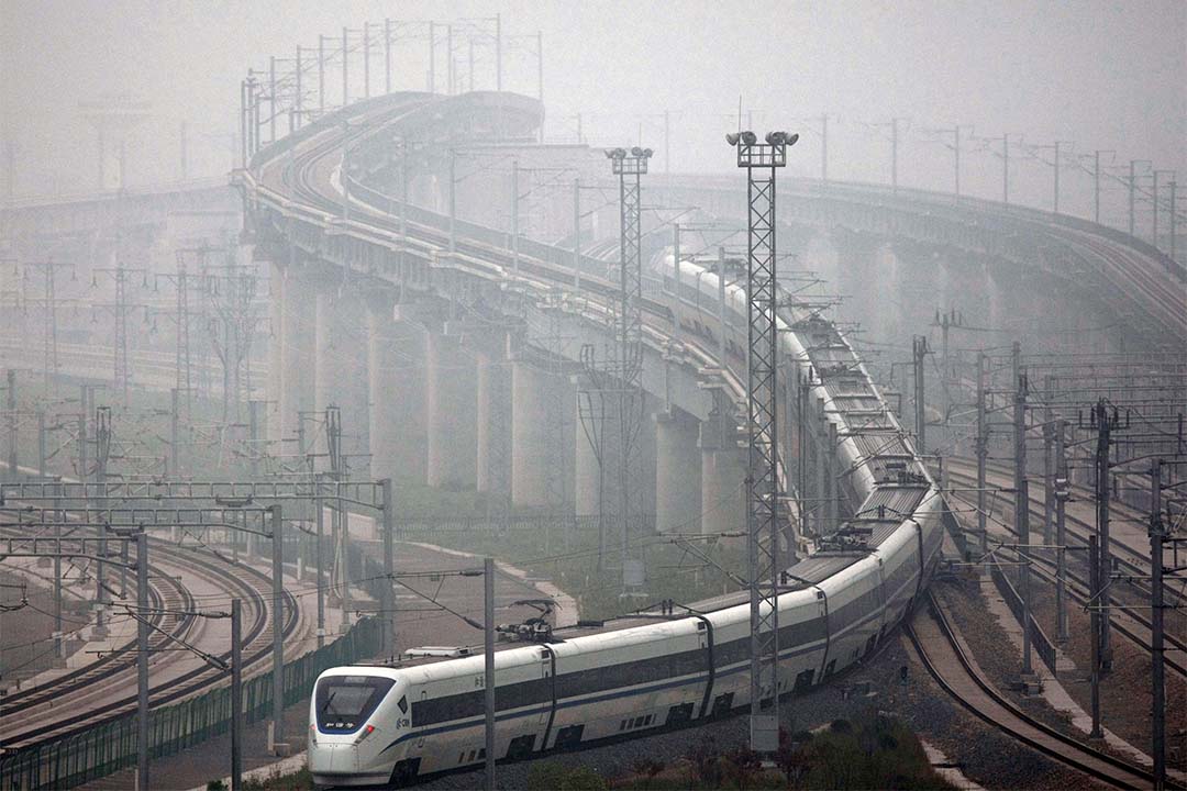 图为上海高铁驶离车站。